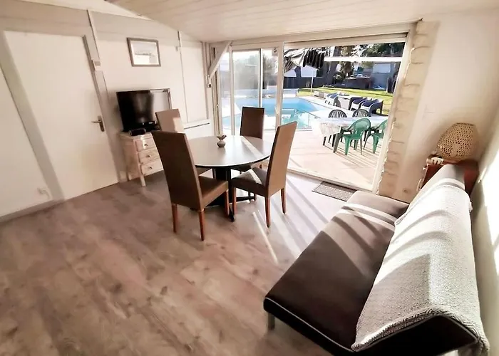 Du Midi De - Charmante Maison De Avec Piscine Chauffée *