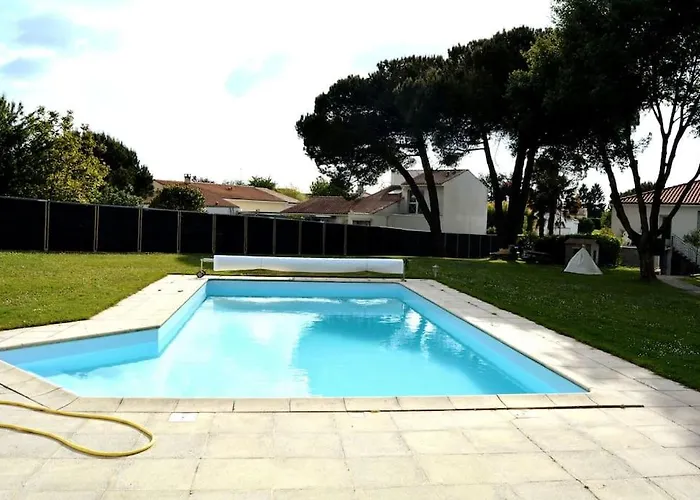 Du Midi De - Charmante Maison De Avec Piscine Chauffee
