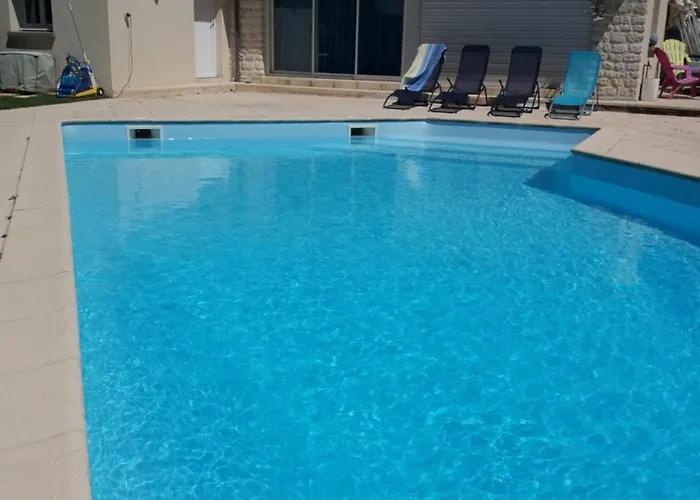 Du Midi De - Charmante Maison De Avec Piscine Chauffée *